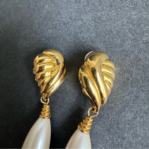 Vintage Gold Tone Pearl Teardrop Earrings Clip On Wedding Bridal Classic Elegant - Picture 3 of 8